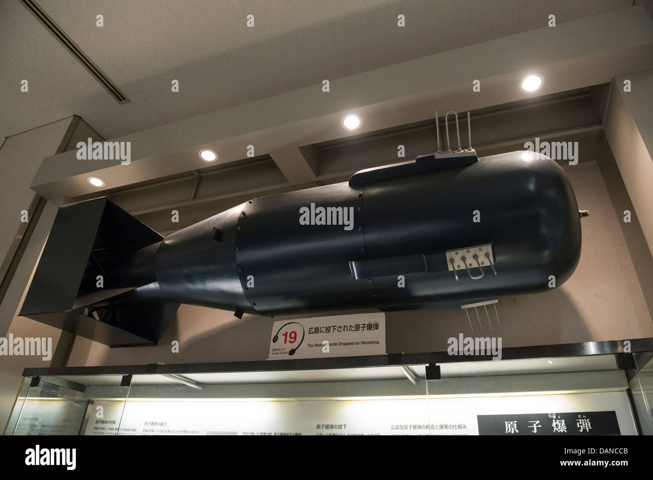 Un modèle de taille réelle de la bombe atomique « petit garçon » au musée de la paix d'Hiroshima, au Japon Banque D'Images