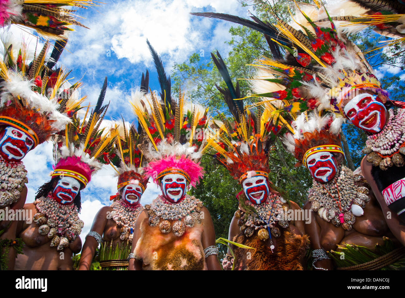 Les femmes dans un groupe de danse tribale à l'Goroka Show en Papouasie Nouvelle Guinée Banque D'Images