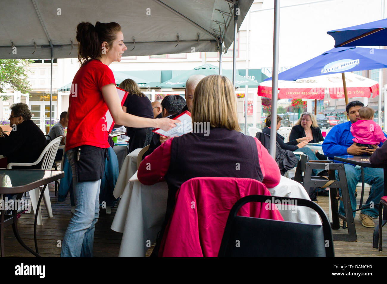 Serveur et clients de sexe féminin à Phyllis's Cafe et le saumon cuire restaurant, Anchorage, Alaska, USA Banque D'Images