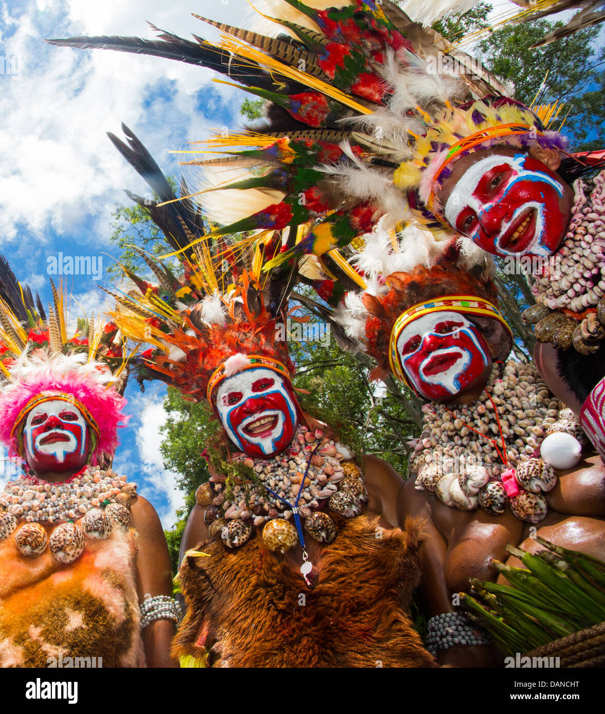 Les femmes avec leurs faces peintes de couleurs vives et chaque tribu portant une large coiffe de plumes à l'Goroka show, Papouasie Nouvelle Guinée Banque D'Images