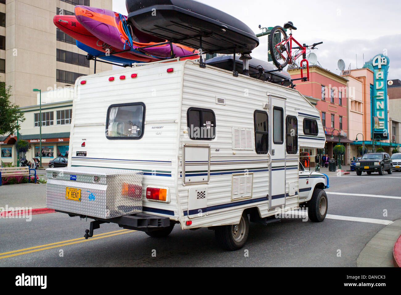 Camping-camion avec plaque de licence qui lit 'y louer des kayaks, vélos' est porteur et du matériel de camping, Anchorage, Alaska, USA Banque D'Images