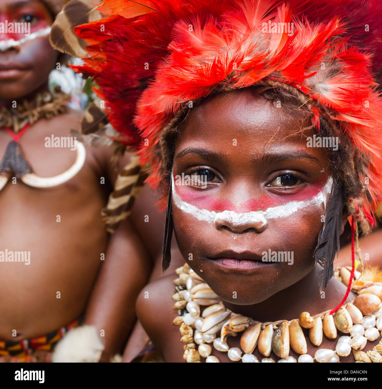Jeune fille portant un couvre-chef en plumes rouge et collier de coquillages, Goroka show, Papouasie Nouvelle Guinée Banque D'Images