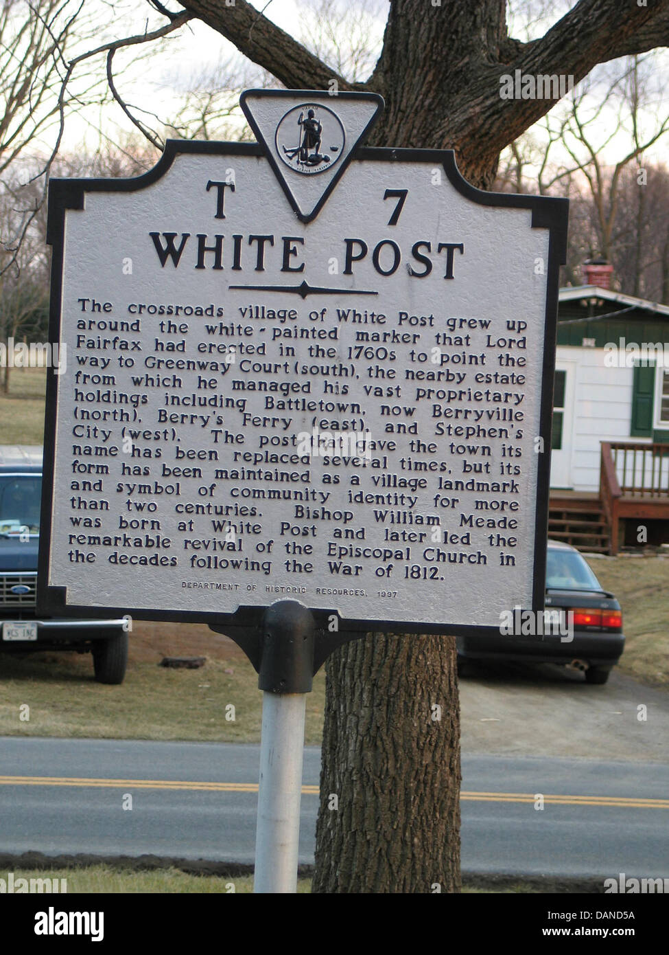 WHITE POST Le carrefour village de White Post a grandi autour du marqueur laqué blanc que Lord Fairfax avait érigé dans le 17 Banque D'Images