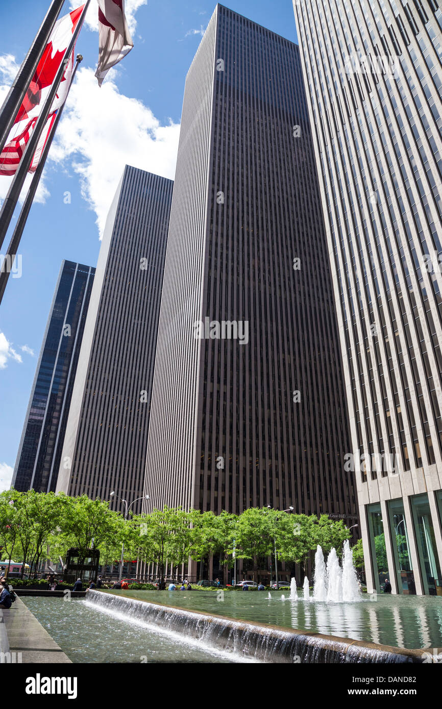 Fontaine et piscine, à l'extérieur de l'époque & Life Building, New York City Banque D'Images