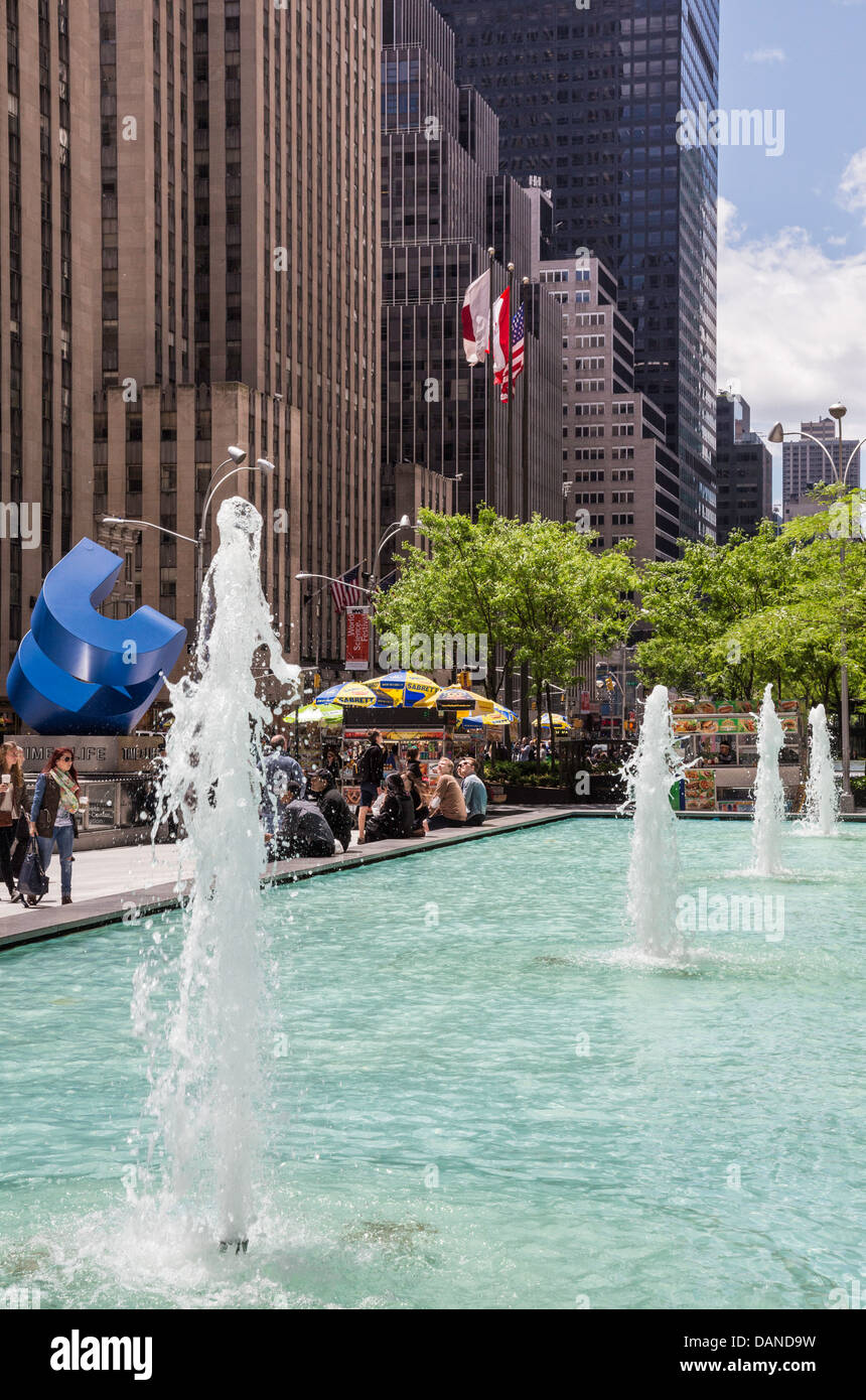 Fontaine et piscine et panneaux cube, par William Crovello sculpteur américain, à l'extérieur de l'époque & Life Building, New York City Banque D'Images
