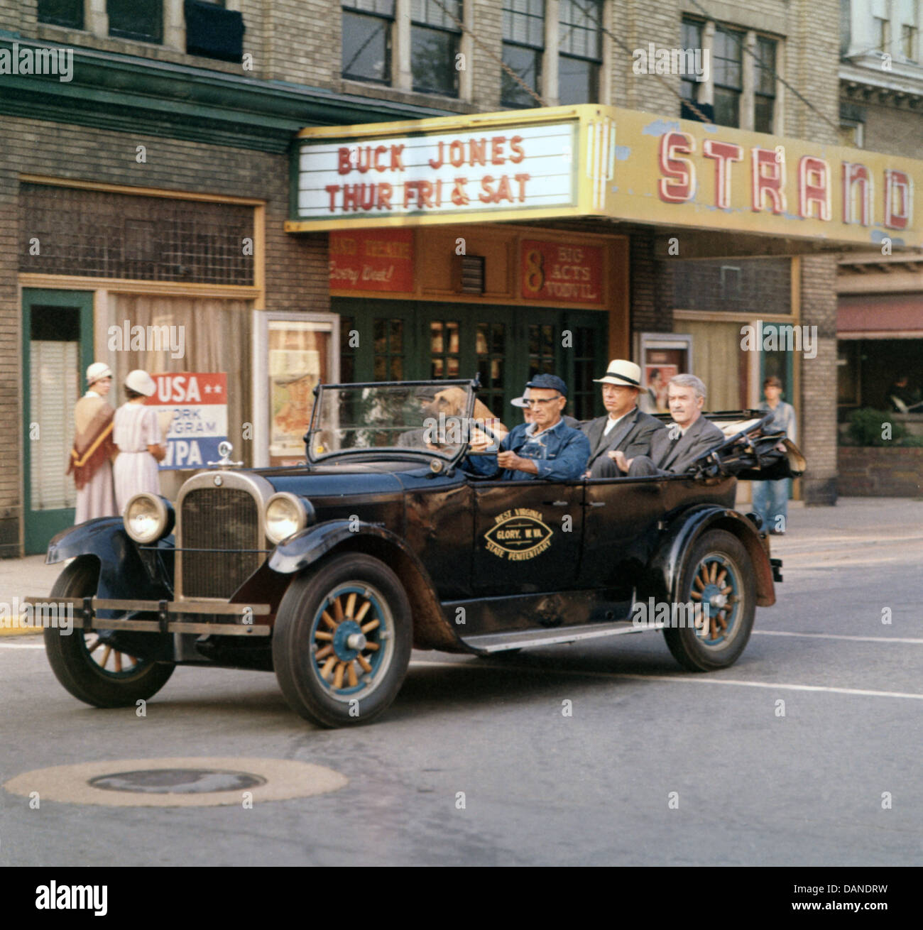 DYNAMITE L'HOMME DE GLOIRE PRISON (1971) FOOLS PARADE (ALT) GEORGE KENNEDY JAMES STEWART ANDREW V MCLAGLEN (DIR) DMGJ 001 MOVIESTORE Banque D'Images