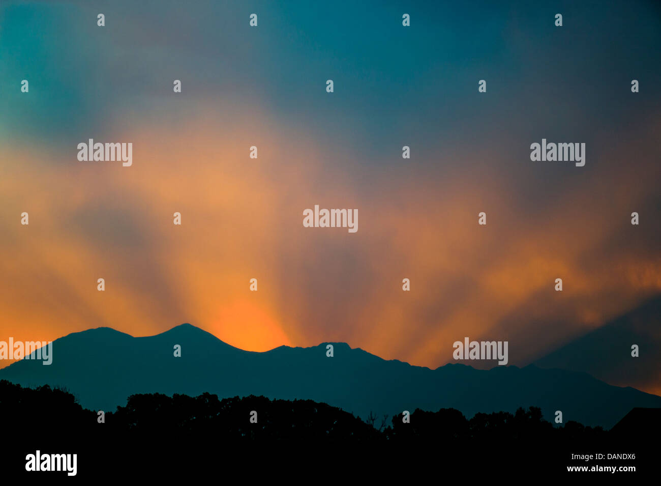 Des faisceaux de lumière au coucher du soleil sur les montagnes Rocheuses du Colorado, USA, Banque D'Images