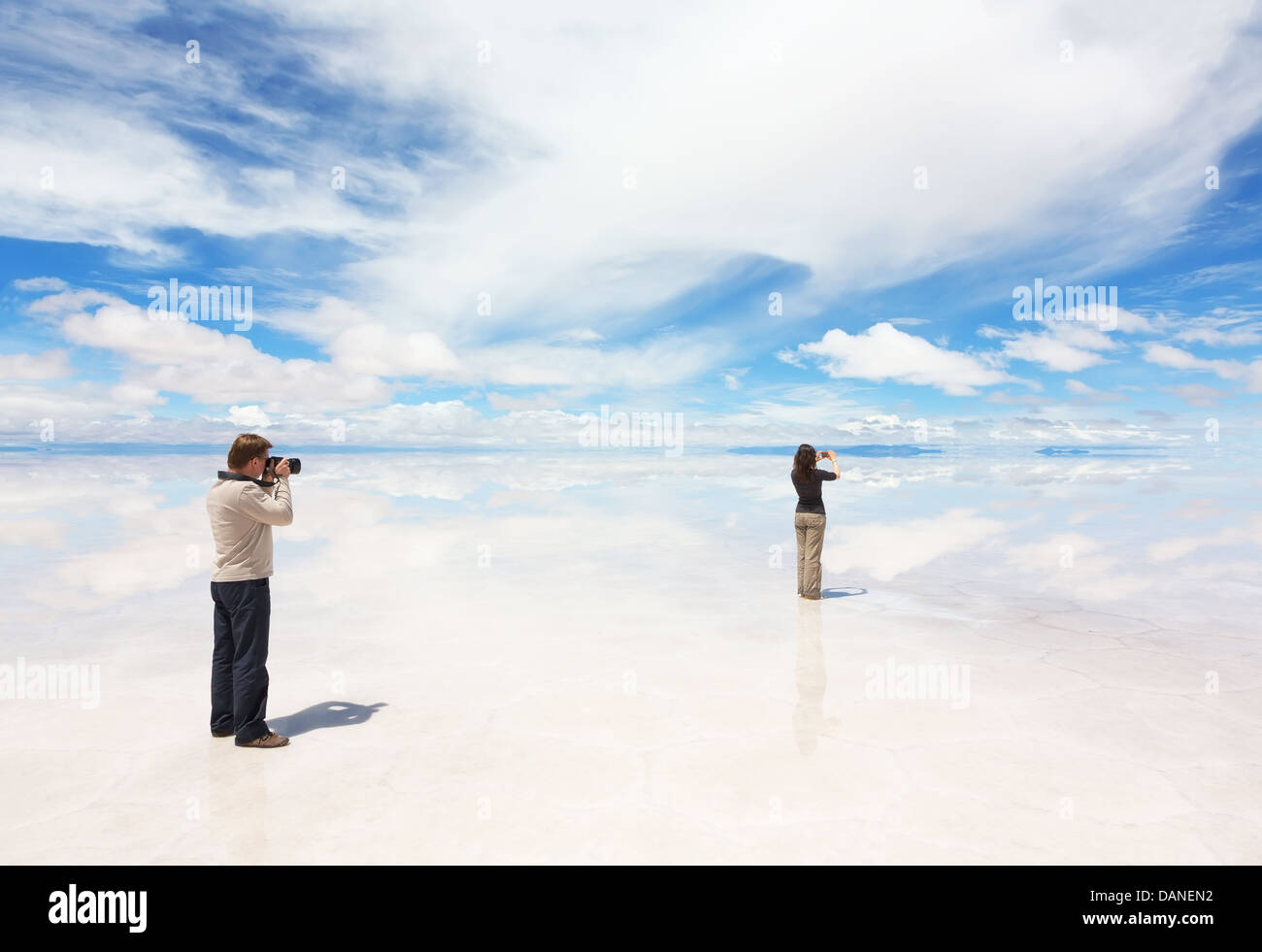 L'homme et la femme prendre photo de lac panorama Salar de Uyuni, Bolivie Banque D'Images