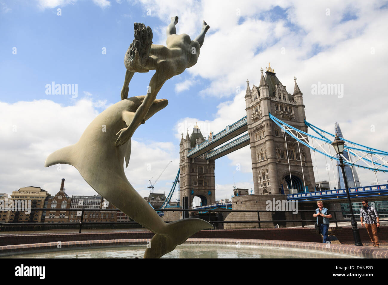 Fille avec un dauphin, Bronze, Tower Bridge, London, UK Banque D'Images