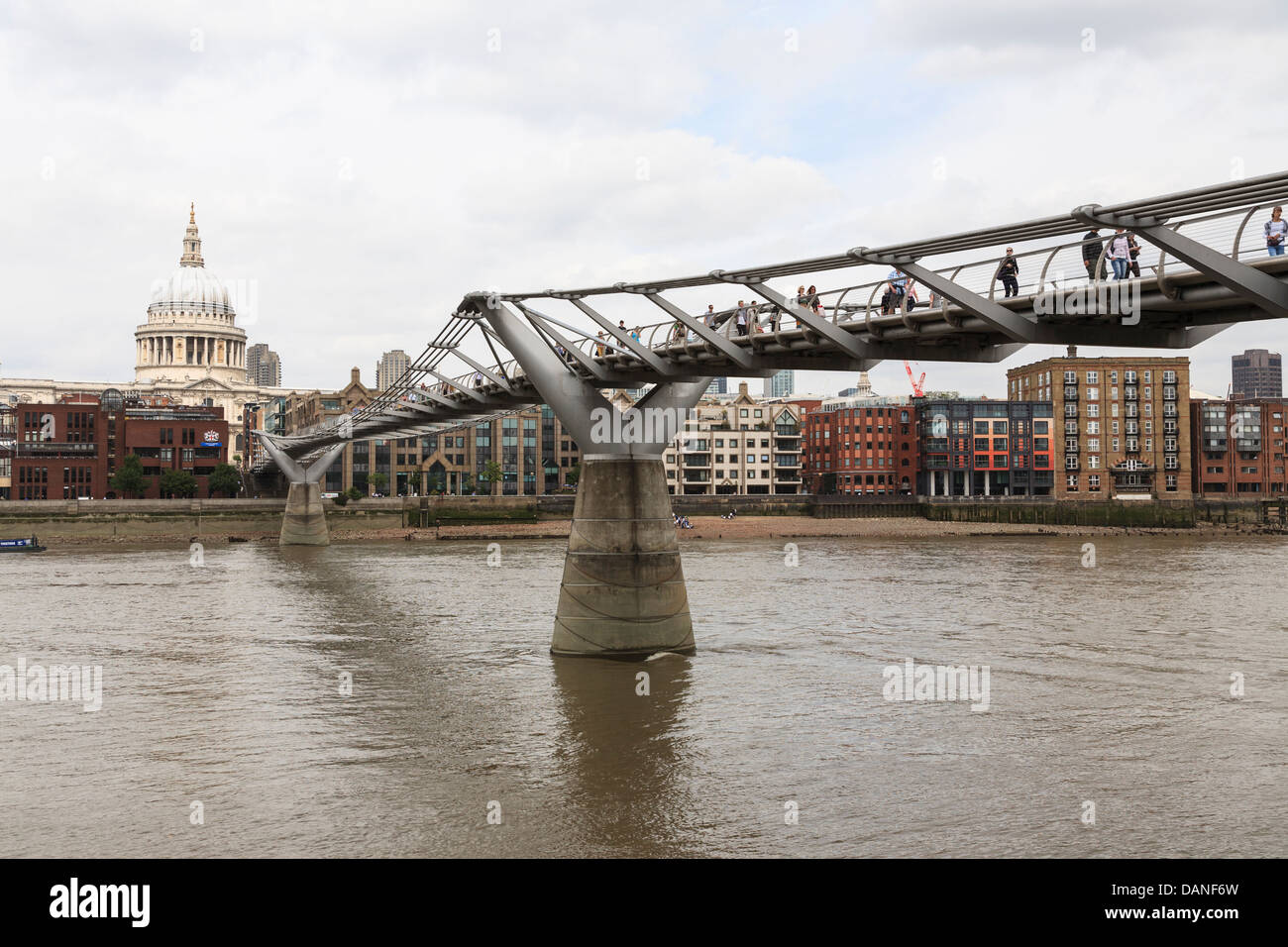 Le Millennium Bridge, officiellement connu sous le nom de passerelle du millénaire de Londres, la Cathédrale St Paul, London, UK Banque D'Images