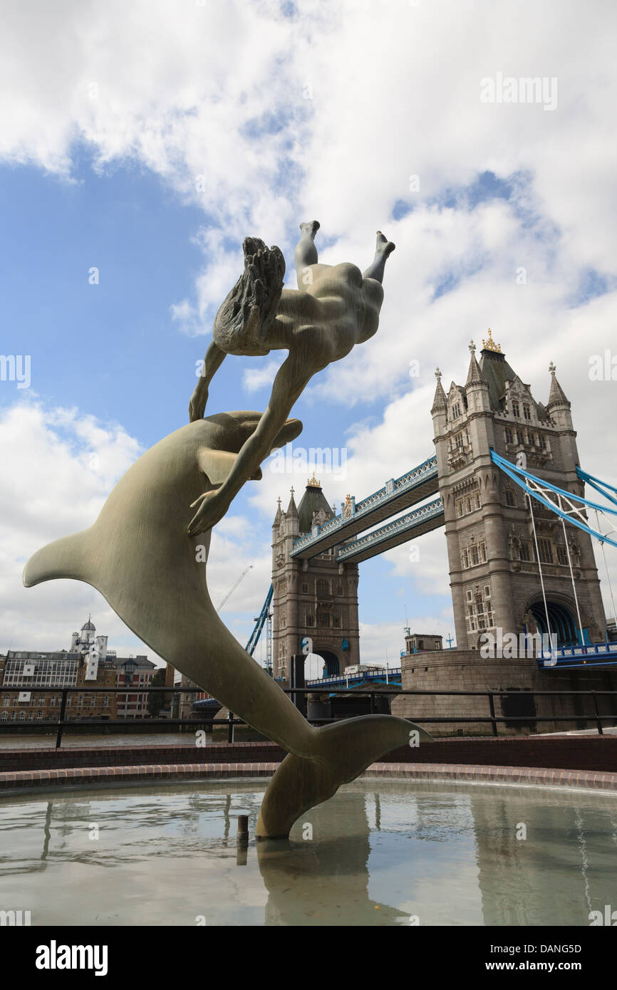 Fille avec un dauphin, Bronze, Tower Bridge, London, UK Banque D'Images