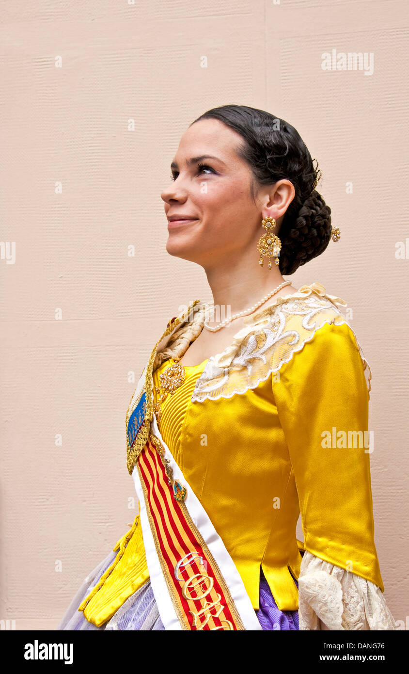 Senorita en costume traditionnel au Festival de Las Fallas à Valence, Espagne Banque D'Images