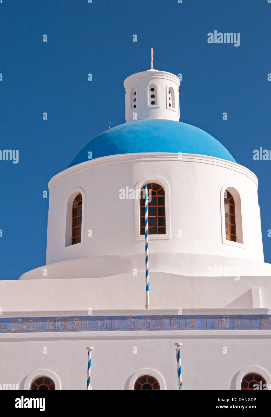 Dôme bleu de l'église, l'Oia, Santorin, Grèce Banque D'Images