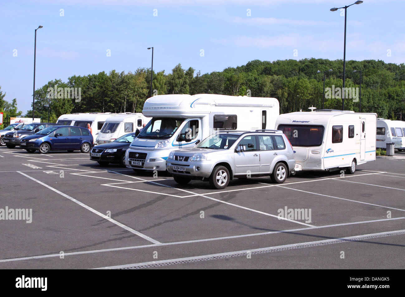 Caravanes et camping-car stationné dans un grand parking spécial baies de station d'autoroute sur la M5 l'été 2013 Banque D'Images