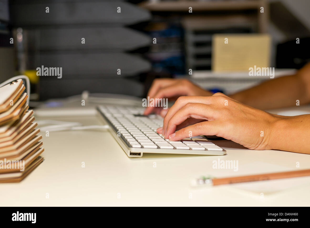 Femme travaillant à la fin de l'office et de la saisie sur clavier d'ordinateur Banque D'Images