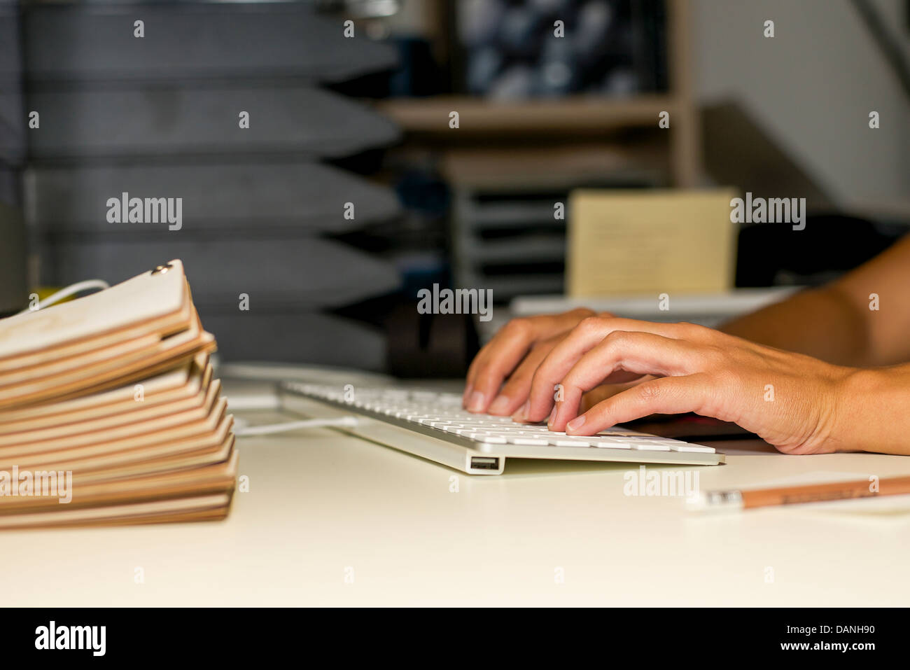 Femme travaillant à la fin de l'office et de la saisie sur clavier d'ordinateur Banque D'Images