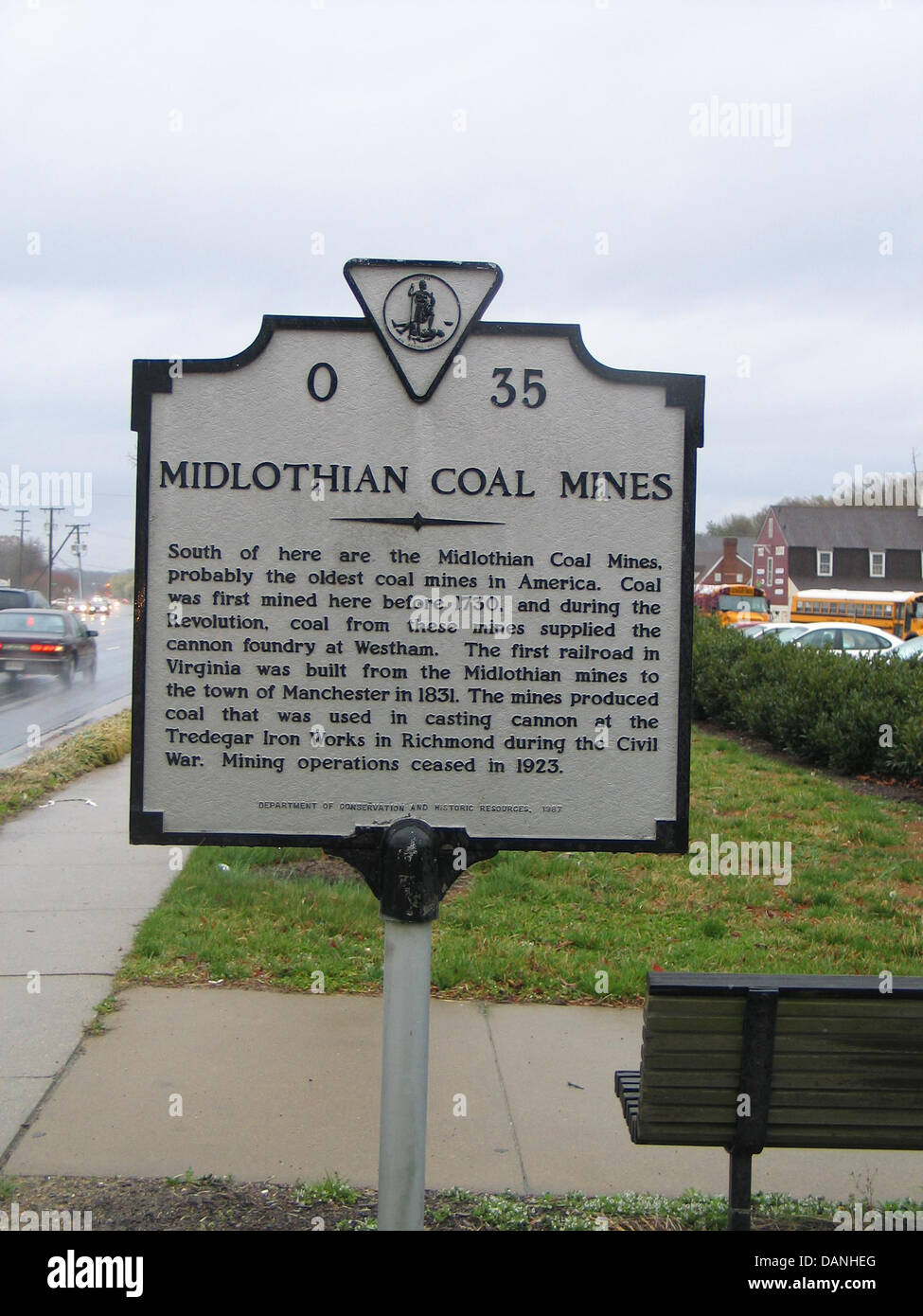 MIDLOTHIAN MINES DE CHARBON au sud d'ici sont les mines de charbon de Midlothian, probablement la plus ancienne des mines de charbon en Amérique. Le charbon a été exploité ici avant 1730, et pendant la Révolution, le charbon à partir de ces mines a fourni la fonderie de canons à B-4720. Le premier chemin de fer en Virginie a été construit à partir du Midlothian mines à la ville de Manchester en 1831. Les mines de charbon produit qui a été utilisé dans le moulage canon au Tredegar Iron Works à Richmond au cours de la guerre civile. L'exploitation minière a cessé en 1923. Ministère de la conservation et des ressources historiques, 1987. Banque D'Images