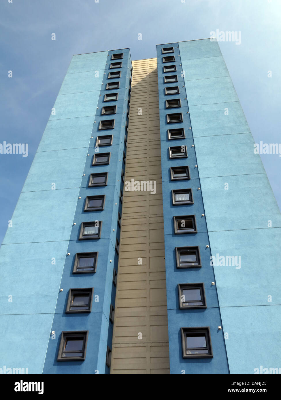 Grande ville résidentielle tower blocks West Midlands près de Wolverhampton England UK - peint en bleu et Teal Banque D'Images