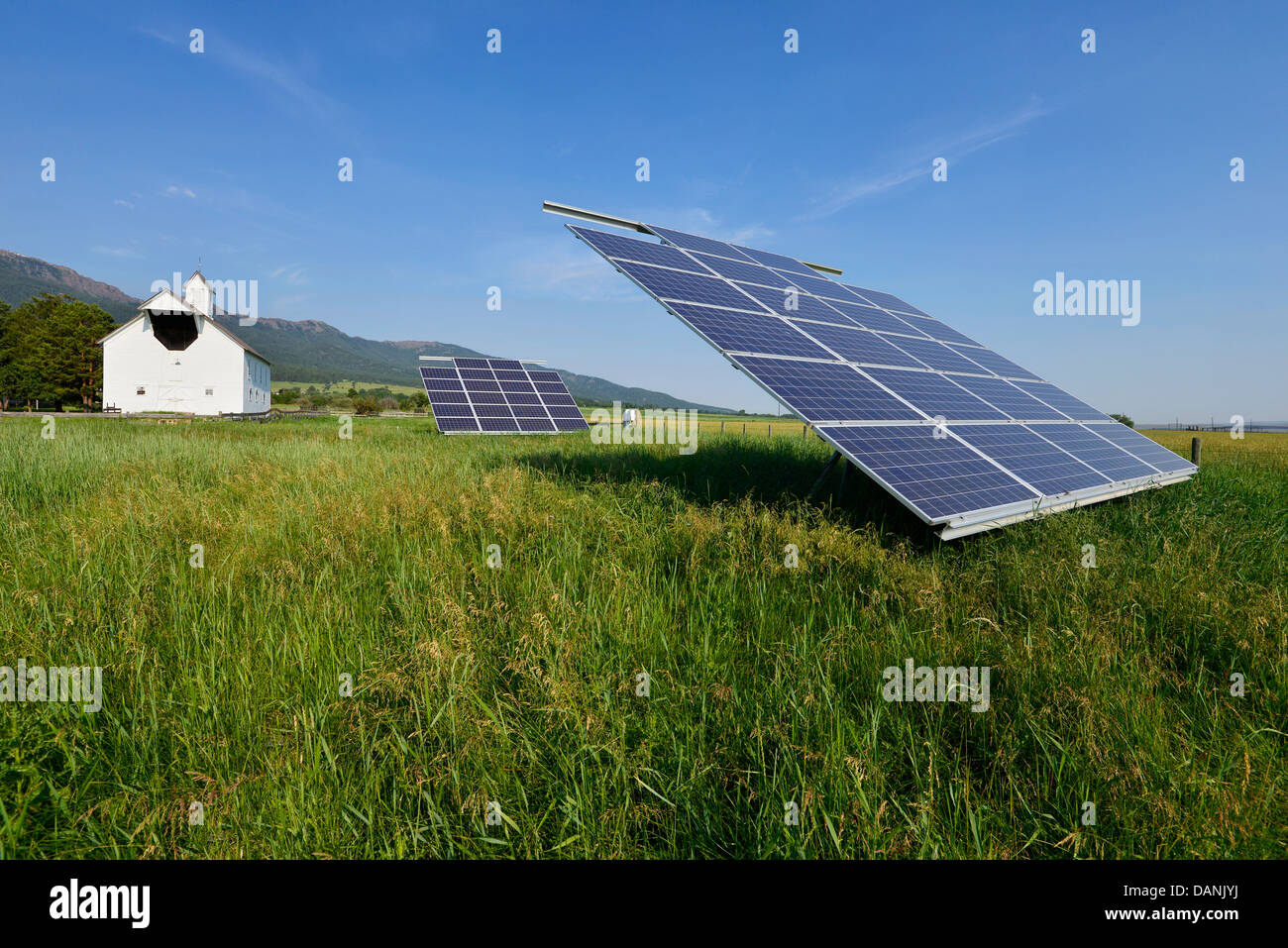 Des panneaux solaires sur une ferme dans l'Oregon est Wallowa Valley. Banque D'Images