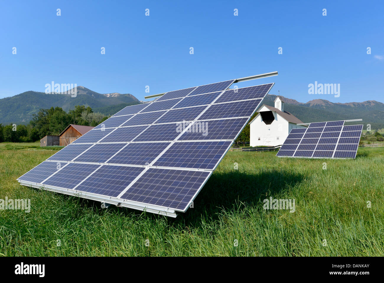 Des panneaux solaires et une grange dans une ferme de l'Oregon's Wallowa Valley. Banque D'Images
