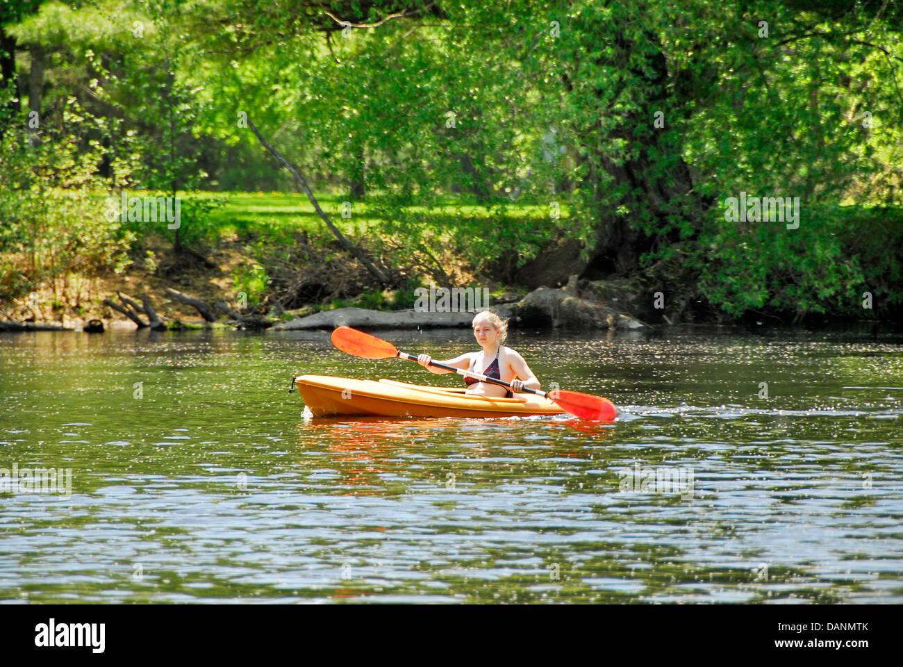 Kayak sur la rivière Wisconsin à Wausau, Wisconsin Banque D'Images