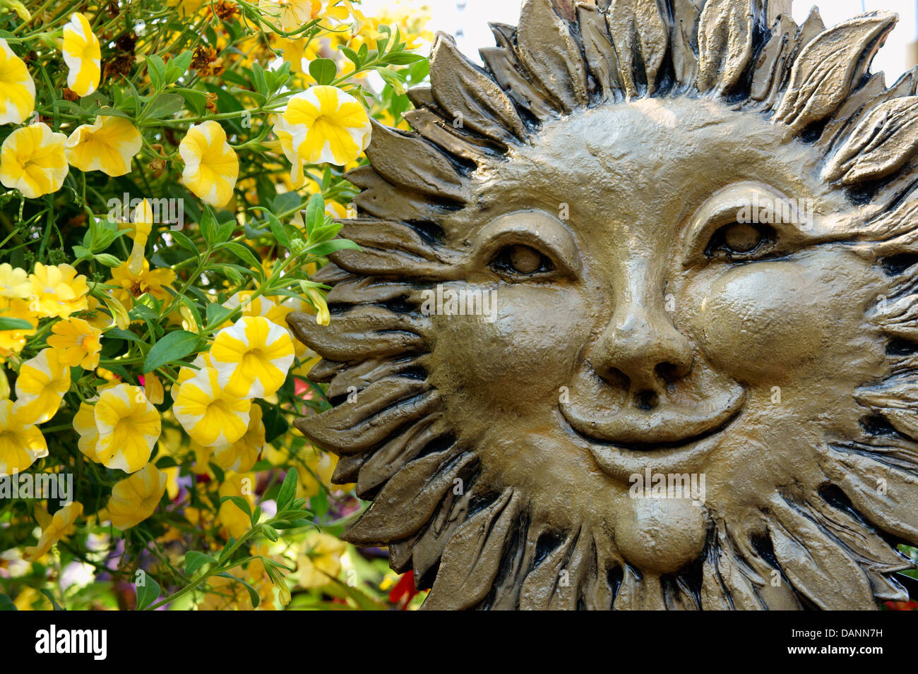 Céramique souriant visage ornement jardin tournesol Banque D'Images