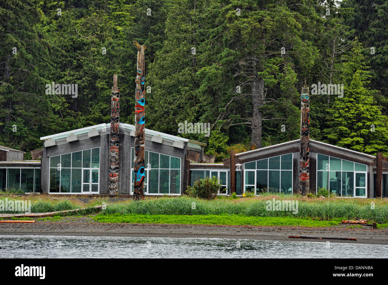 Musée Haida et mâts de façade de l'Inlet Skidegate Haida Gwaii Queen Charlotte Islands- Colombie-Britannique Canada Skidegate Banque D'Images