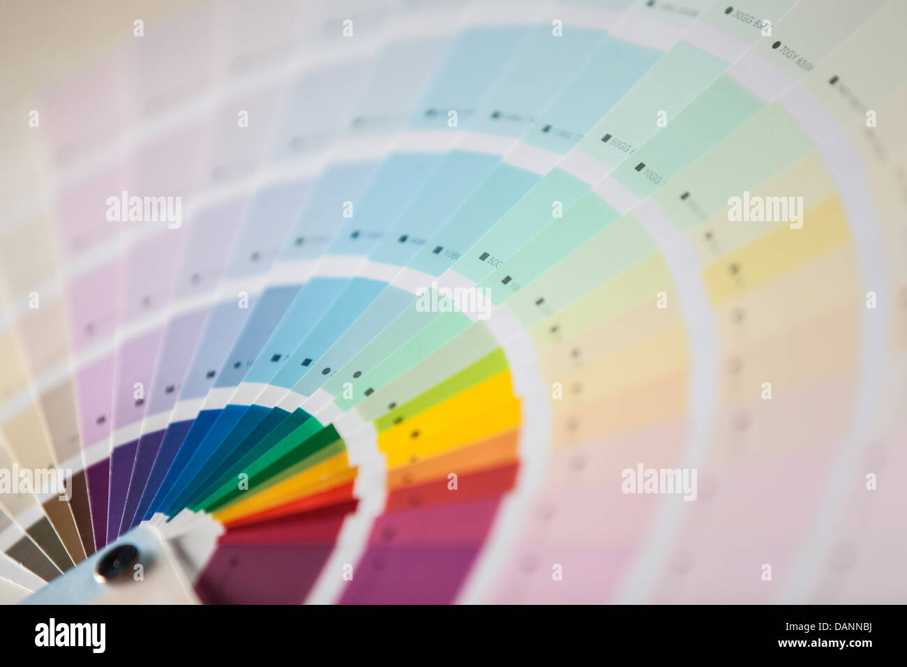 Couverts en blanc sur une carte de couleur arc-en-ciel Banque D'Images