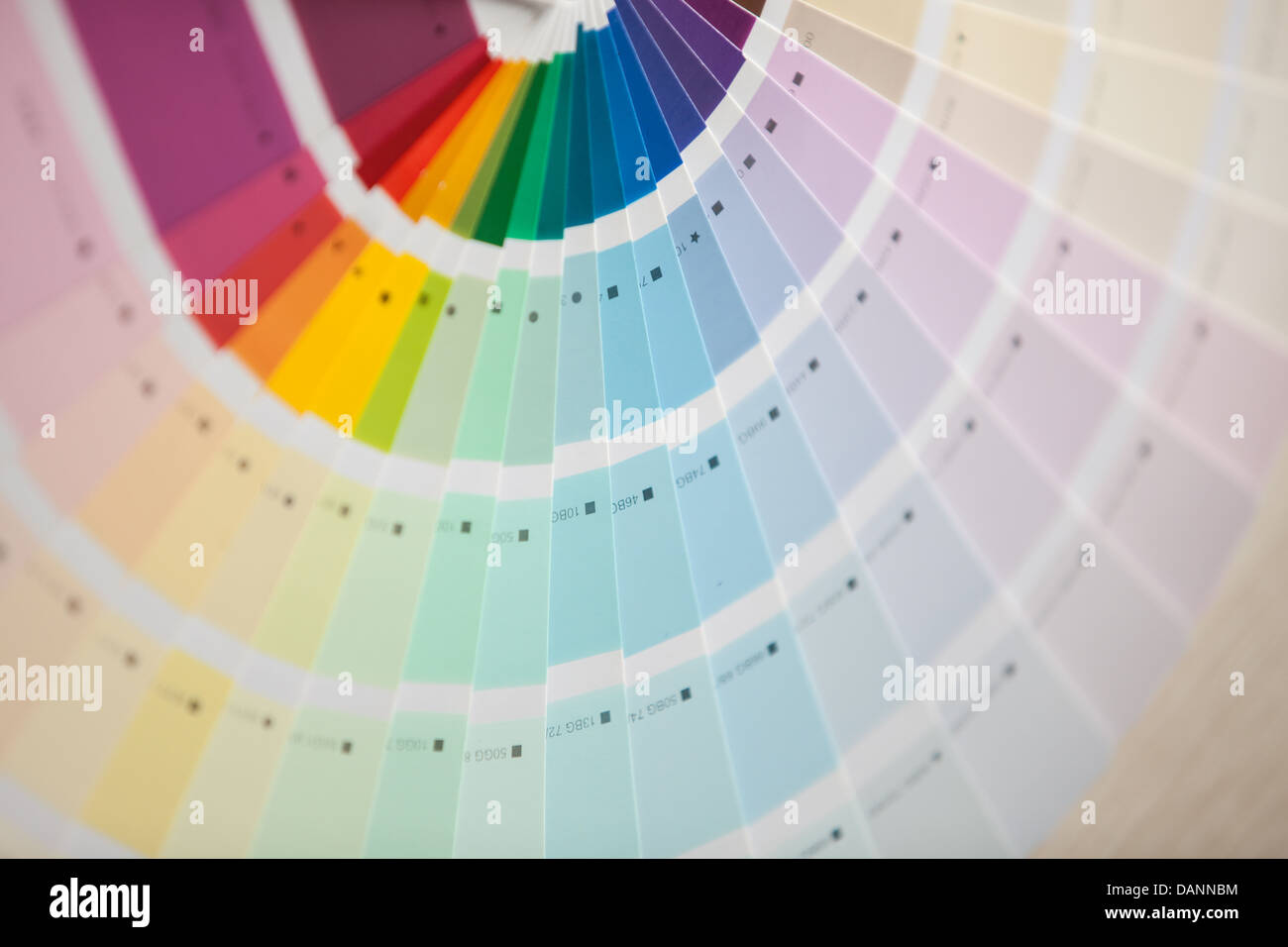 Couverts en blanc sur une carte de couleur arc-en-ciel Banque D'Images