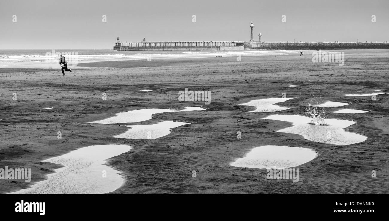 La plage à Whitby, North Yorkshire. Banque D'Images