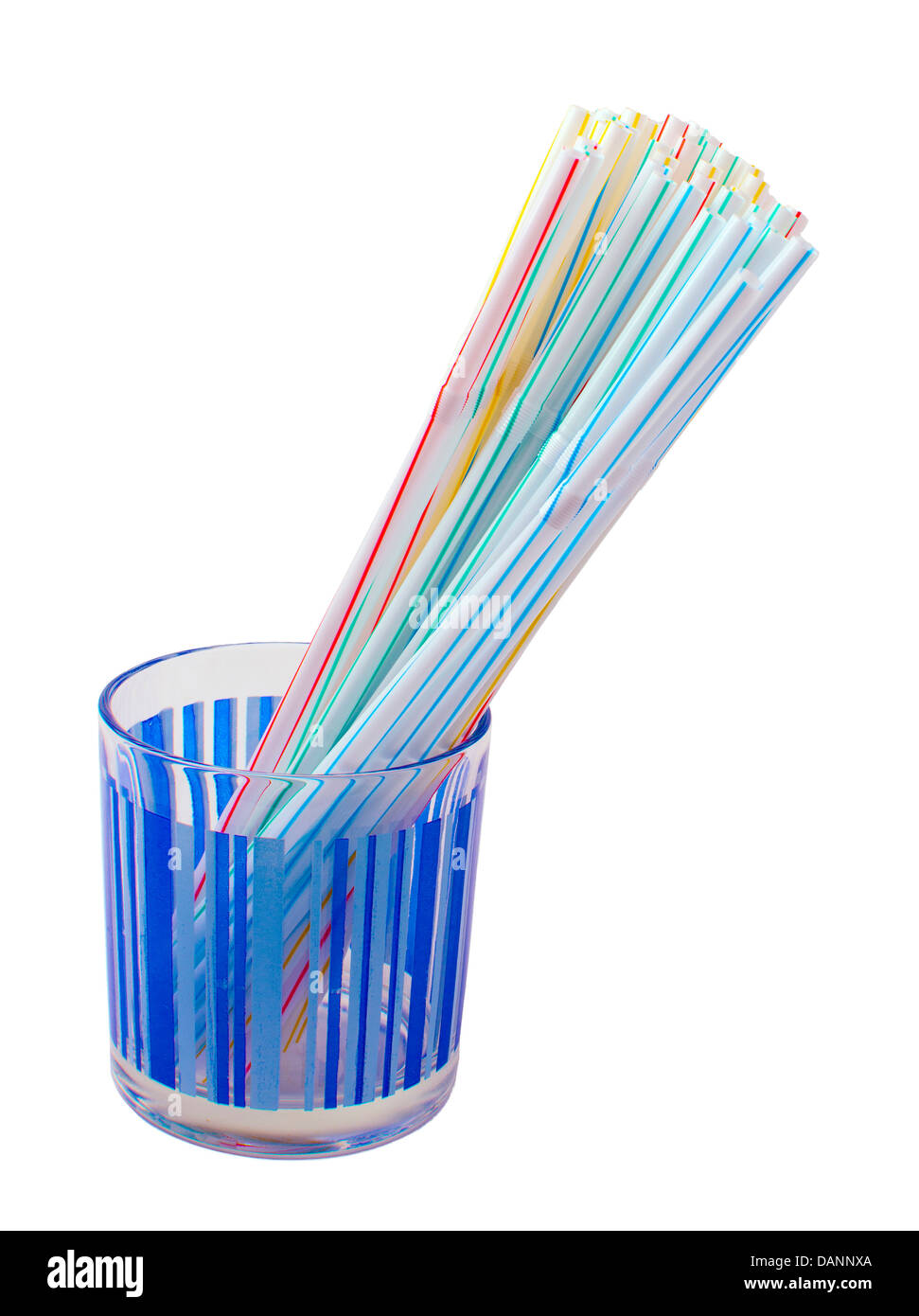 Pailles à boire dans un verre bleu. Isolé Banque D'Images