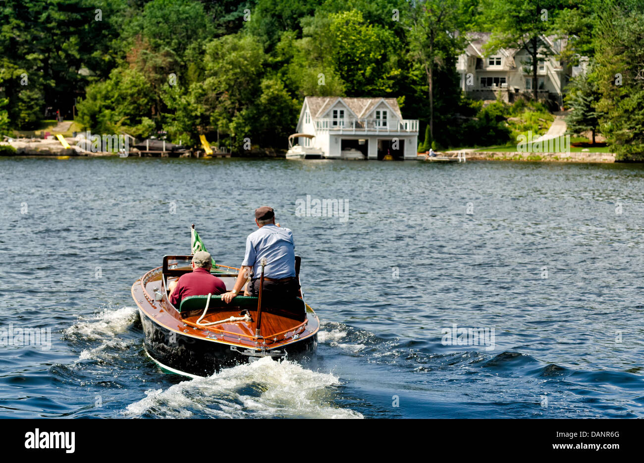 Deux hommes dans un vieux bateau classique Banque D'Images
