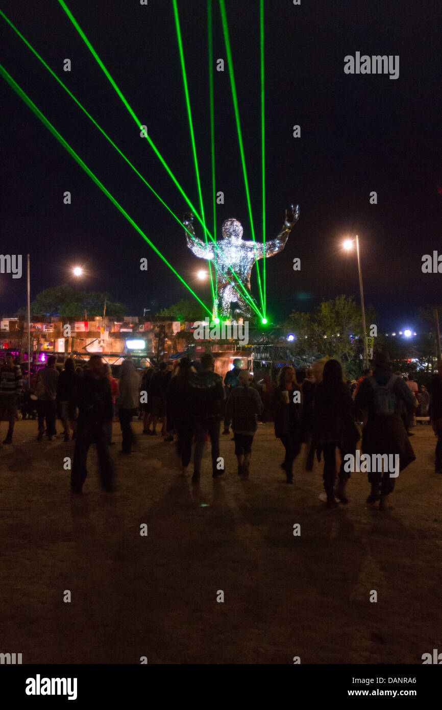 Statue d'un homme géant à genoux dans l'arène Silver Hayes, Festival de Glastonbury 2013 Banque D'Images