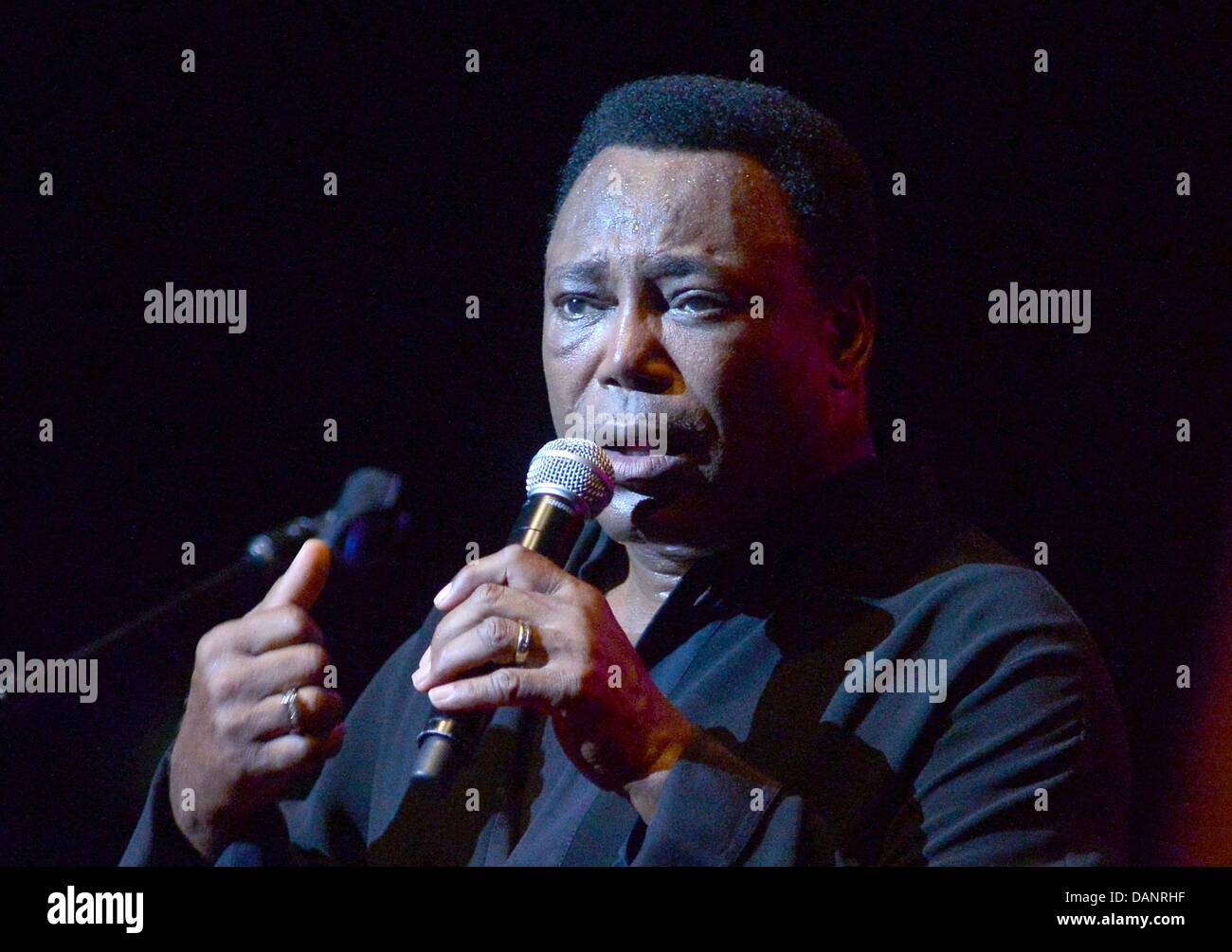 Der US-amerikanische Musiker George Benson steht am 16.07.2013 im Admiralspalast à Berlin auf der Bühne. Foto : Britta Pedersen/dpa Banque D'Images