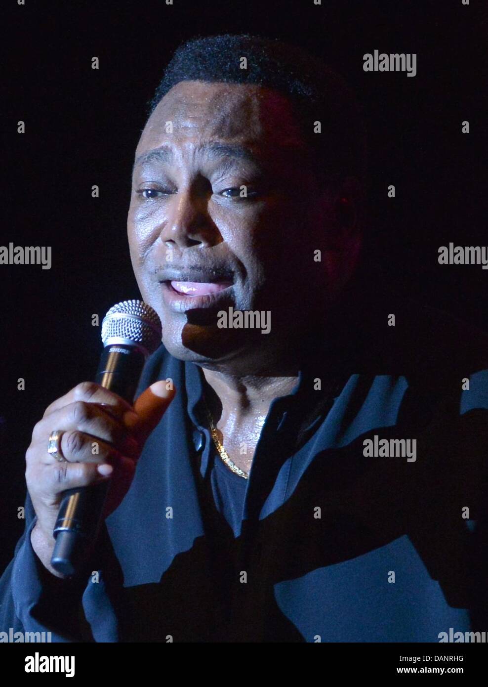 Der US-amerikanische Musiker George Benson steht am 16.07.2013 im Admiralspalast à Berlin auf der Bühne. Foto : Britta Pedersen/dpa Banque D'Images