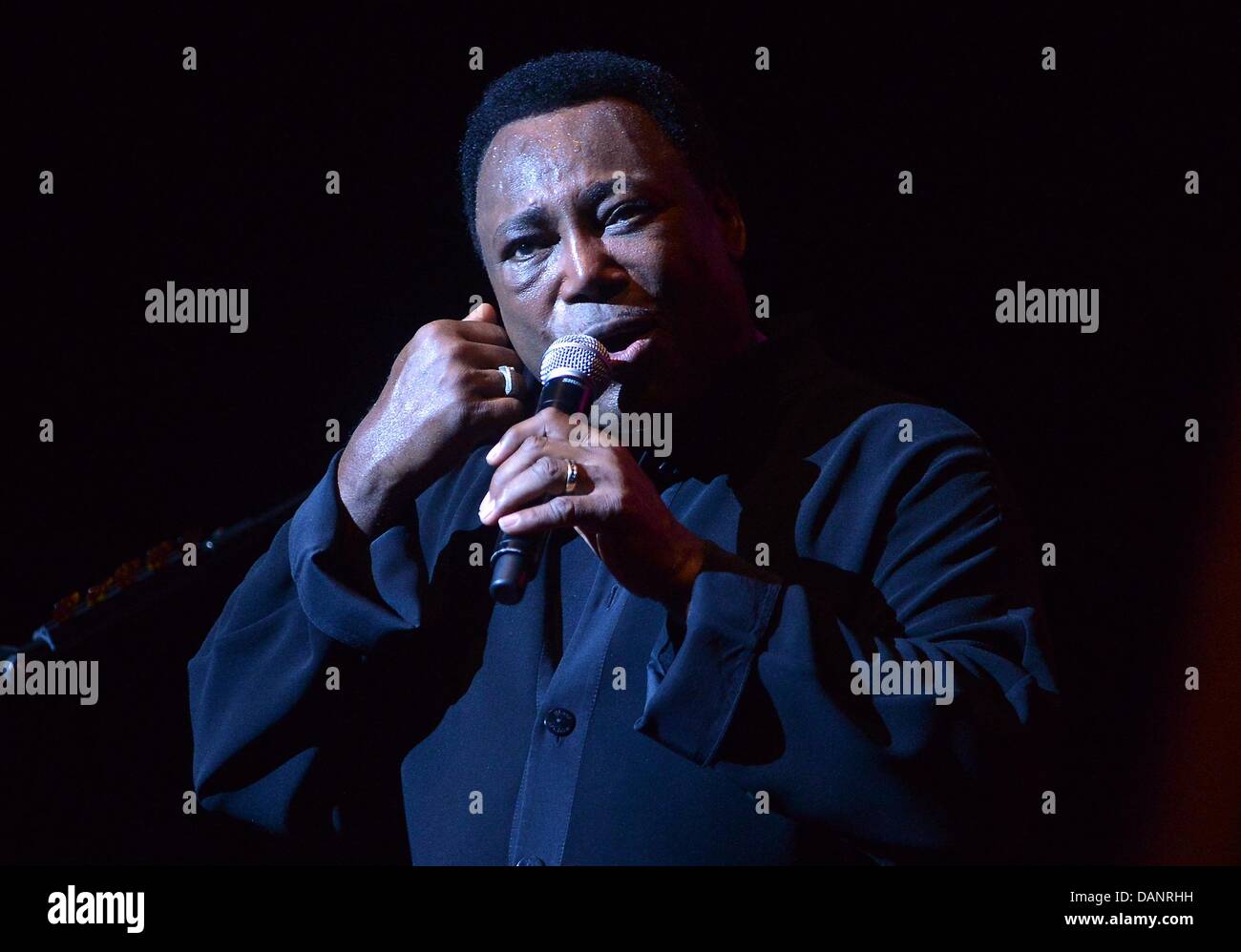 Der US-amerikanische Musiker George Benson steht am 16.07.2013 im Admiralspalast à Berlin auf der Bühne. Foto : Britta Pedersen/dpa Banque D'Images