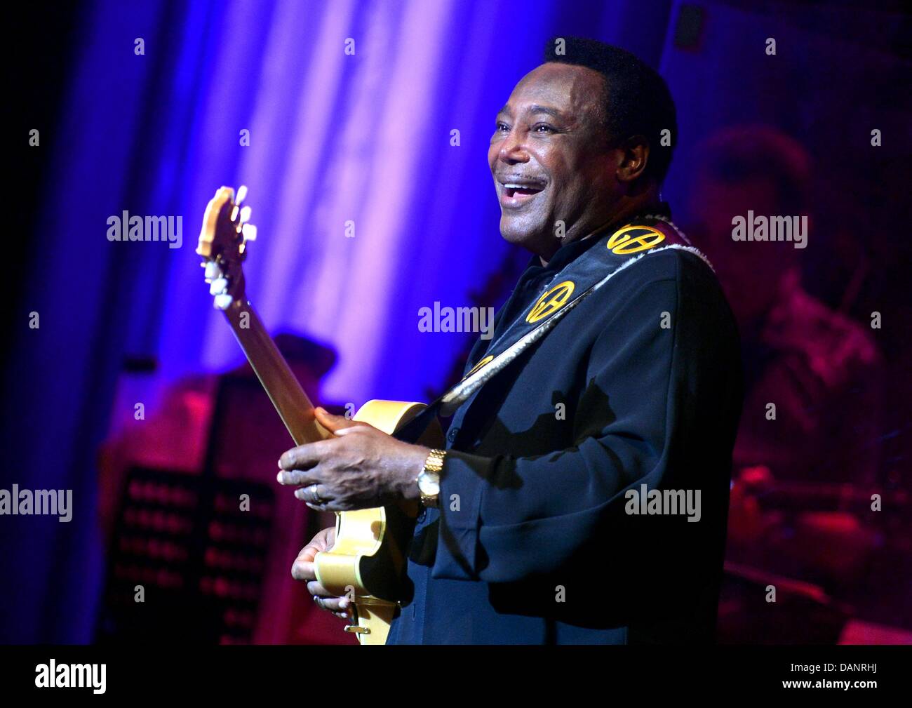 Der US-amerikanische Musiker George Benson steht am 16.07.2013 im Admiralspalast à Berlin auf der Bühne. Foto : Britta Pedersen/dpa Banque D'Images