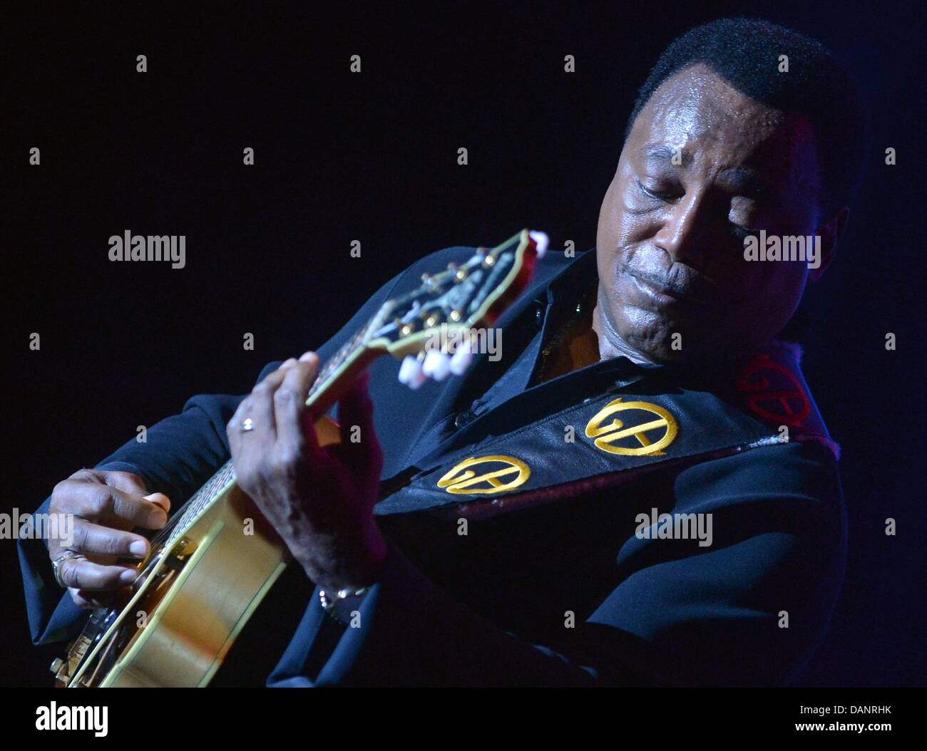 Der US-amerikanische Musiker George Benson steht am 16.07.2013 im Admiralspalast à Berlin auf der Bühne. Foto : Britta Pedersen/dpa Banque D'Images