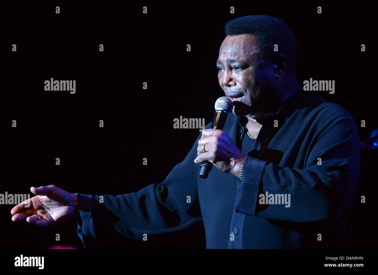 Der US-amerikanische Musiker George Benson steht am 16.07.2013 im Admiralspalast à Berlin auf der Bühne. Foto : Britta Pedersen/dpa Banque D'Images