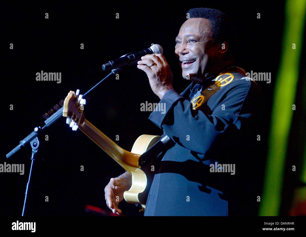 Der US-amerikanische Musiker George Benson steht am 16.07.2013 im Admiralspalast à Berlin auf der Bühne. Foto : Britta Pedersen/dpa Banque D'Images