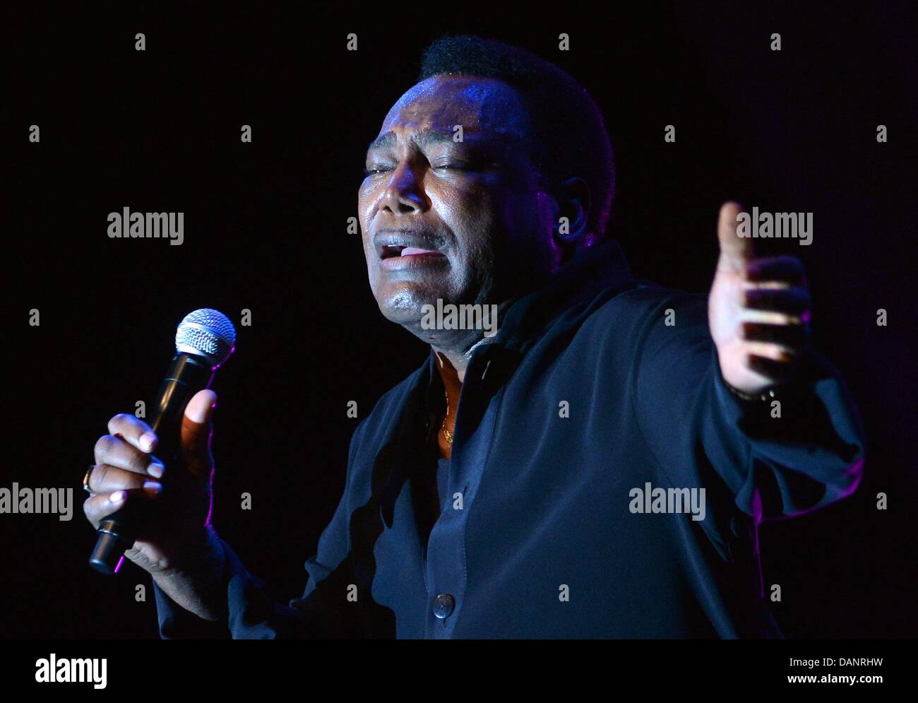 Der US-amerikanische Musiker George Benson steht am 16.07.2013 im Admiralspalast à Berlin auf der Bühne. Foto : Britta Pedersen/dpa Banque D'Images