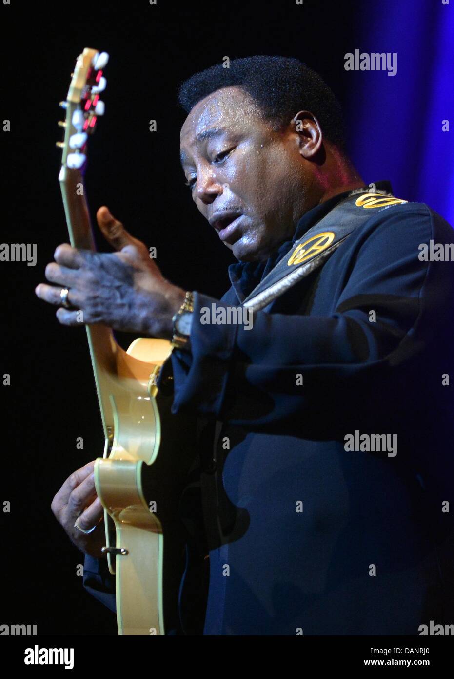Der US-amerikanische Musiker George Benson steht am 16.07.2013 im Admiralspalast à Berlin auf der Bühne. Foto : Britta Pedersen/dpa Banque D'Images