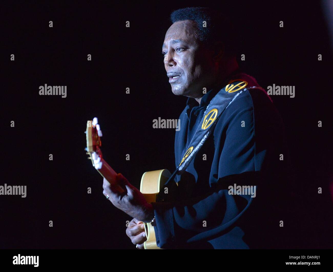 Der US-amerikanische Musiker George Benson steht am 16.07.2013 im Admiralspalast à Berlin auf der Bühne. Foto : Britta Pedersen/dpa Banque D'Images