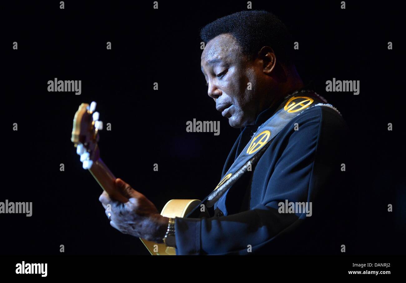 Der US-amerikanische Musiker George Benson steht am 16.07.2013 im Admiralspalast à Berlin auf der Bühne. Foto : Britta Pedersen/dpa Banque D'Images