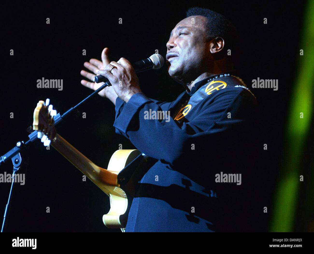 Der US-amerikanische Musiker George Benson steht am 16.07.2013 im Admiralspalast à Berlin auf der Bühne. Foto : Britta Pedersen/dpa Banque D'Images