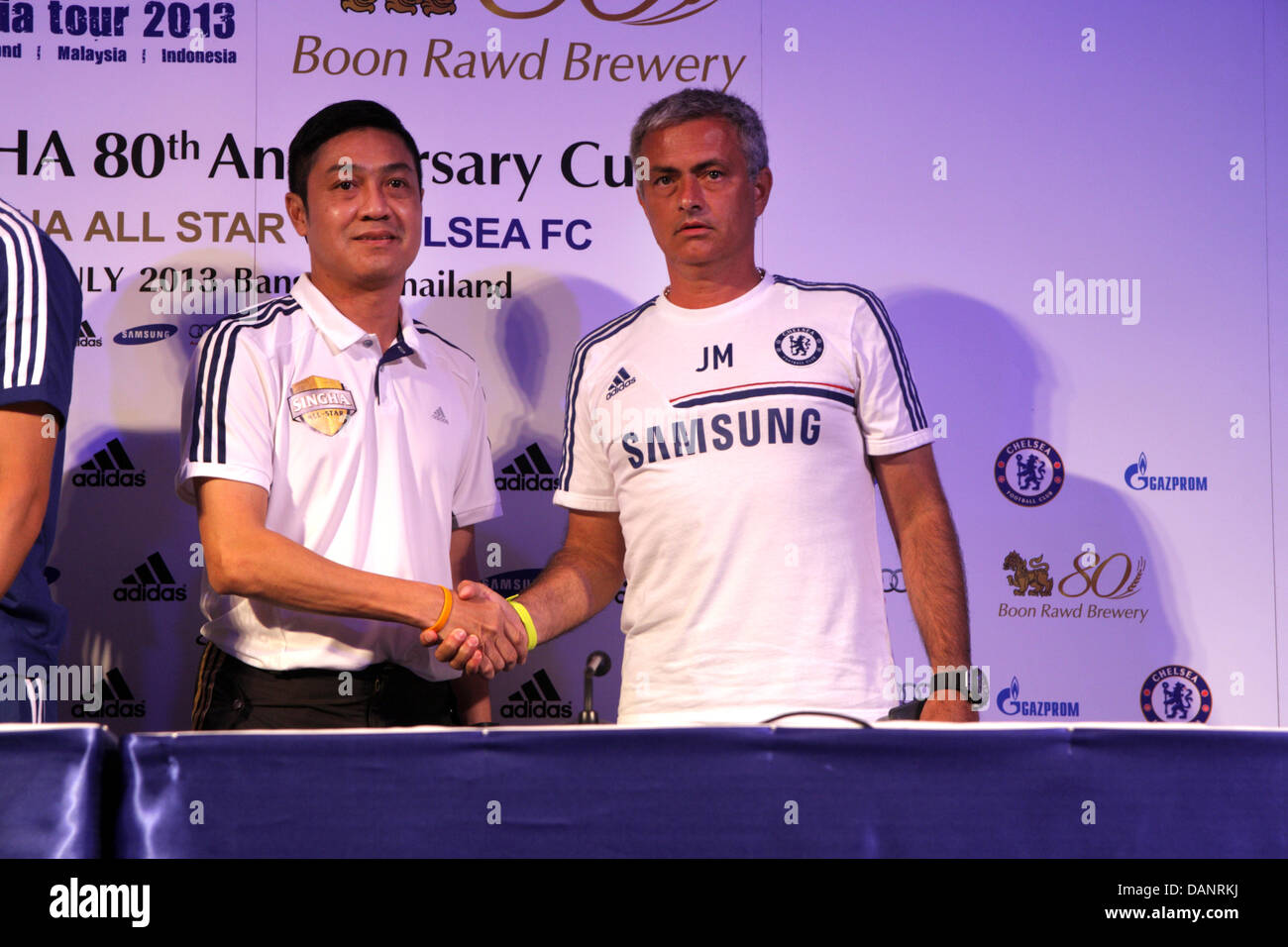 Bangkok, Thaïlande. 16 juillet, 2013. Jose Mourinho accueille le All-Star Singha XI manager Piyapong Pue-on lors d'une conférence de presse . L'équipe de football de première division anglaise de Chelsea, qui ont un match amical avec le Thai All-Star XI le 17 juillet à la stade Rajamangala, est arrivée à Bangkok arrivée à Bangkok en 12 juillet, ont pris part à une séance de formation et conférence de presse. Un Sahakorn Crédit : Piti/Alamy Live News Banque D'Images