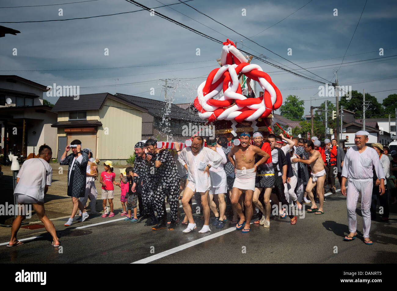 Les hommes japonais transportant un flotteur à Shimizu Fête de l'eau à Misato La préfecture d'Akita au Japon durant l'été Banque D'Images