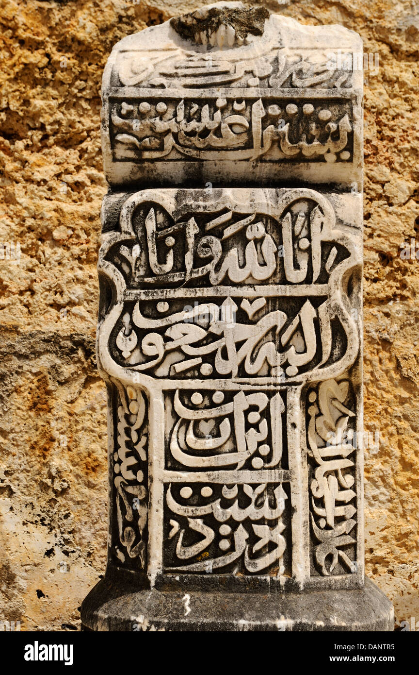 En cour de tombstone vieille mosquée Isabey (14e siècle) à Selçuk, Côte égéenne, Turquie Banque D'Images