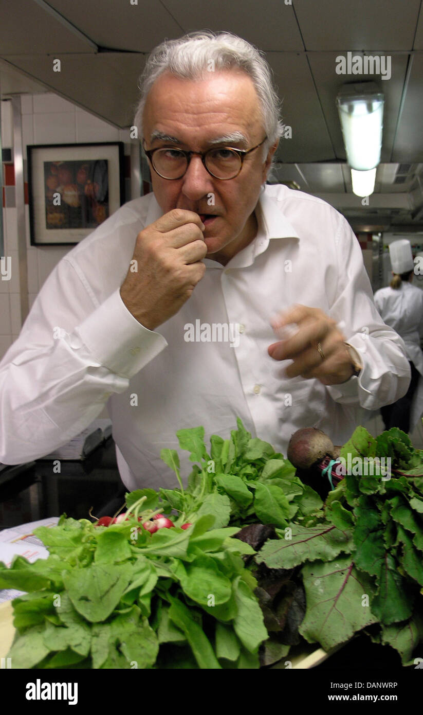 Alain Ducasse tente des légumes frais dans sa cuisine à l'Hôtel Plaza Athénée à Paris, France, 27 juin 2011. Ducasse cuisine pour le mariage d'Albert et Charlene. Le chef sert pas de viande mais une variété de poissons et de légumes. Photo : Christian Volbracht Banque D'Images