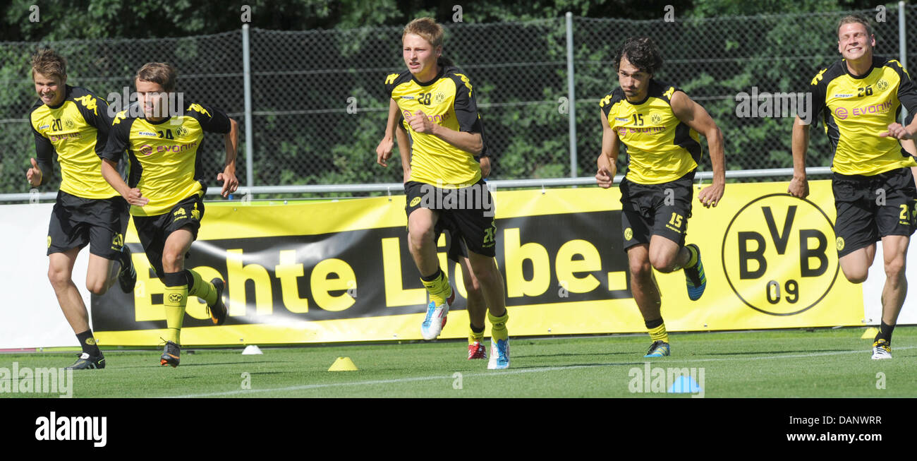 Les joueurs du Borussia Dortmund Mitchell Langerak, Chris Loewe, Marc Hornschuh, Mats Hummels et Lukasz (action de L-R) de l'exercice durant une séance d'essai au camp d'entraînement de l'équipe à Bad Ragaz, Suisse, 11 juillet 2011. Photo : Patrick Seeger Banque D'Images